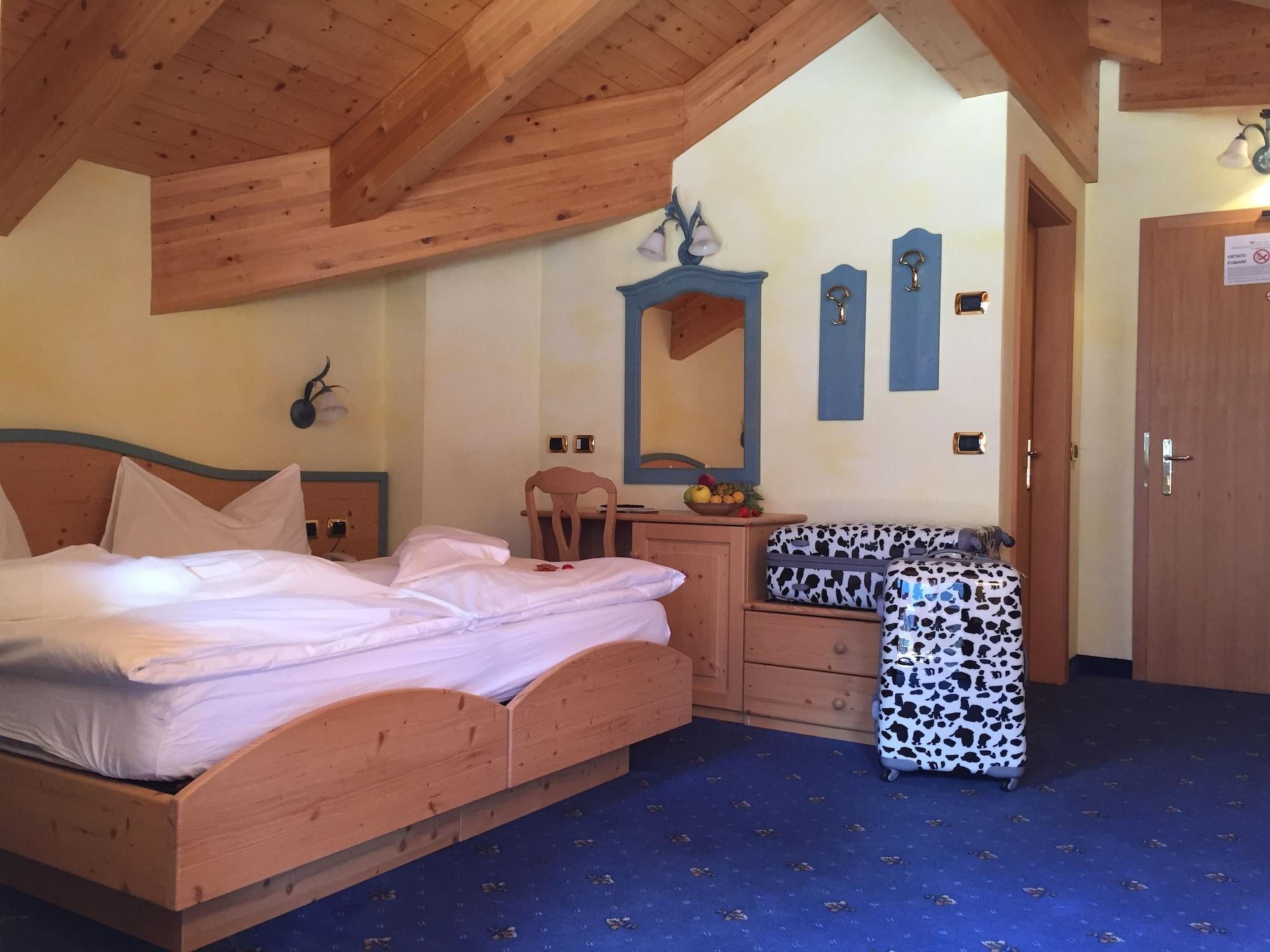 Hotel Stella Montis Campitello di Fassa Esterno foto