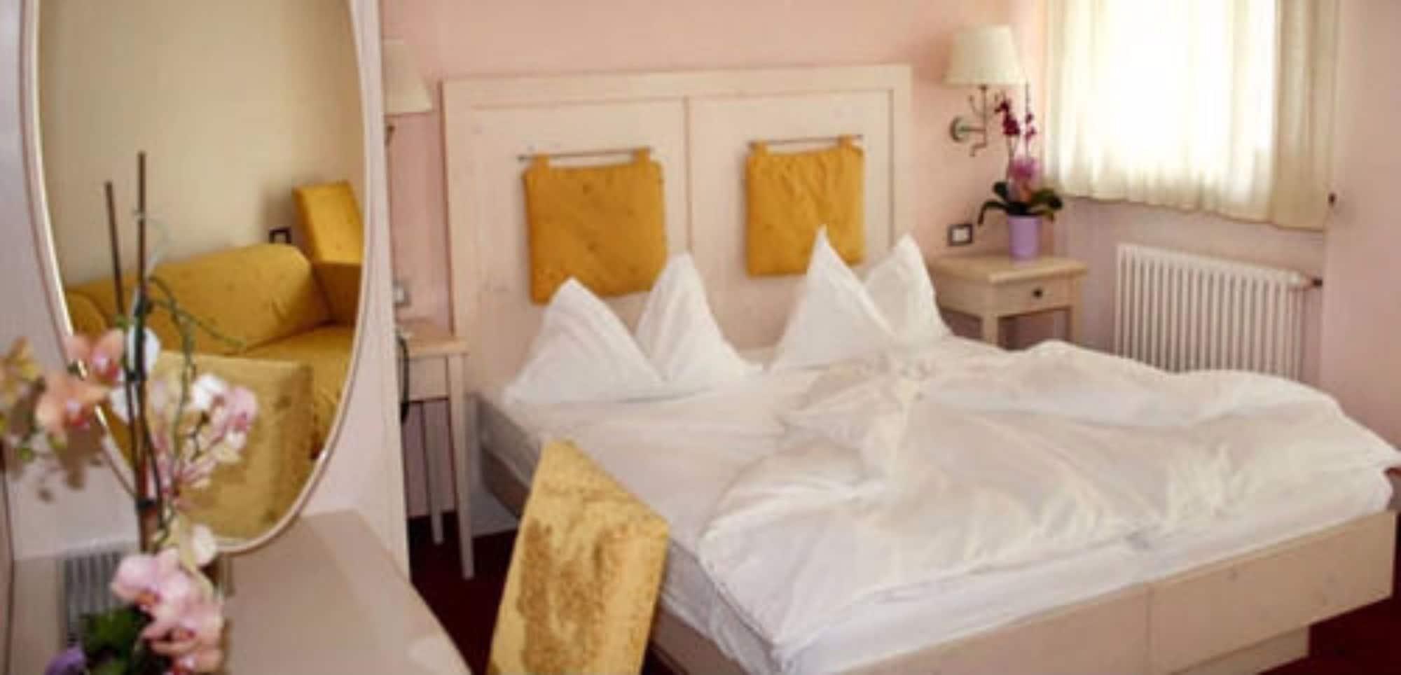 Hotel Stella Montis Campitello di Fassa Esterno foto