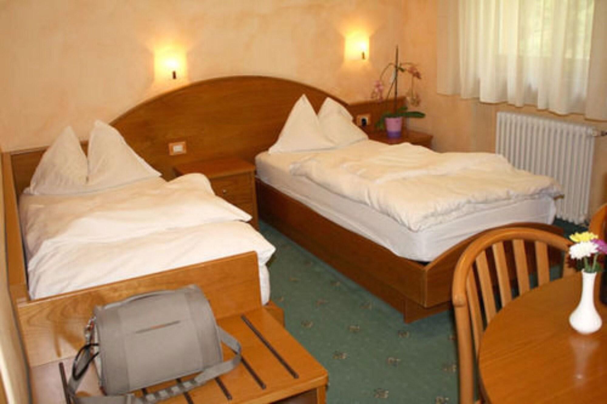 Hotel Stella Montis Campitello di Fassa Esterno foto