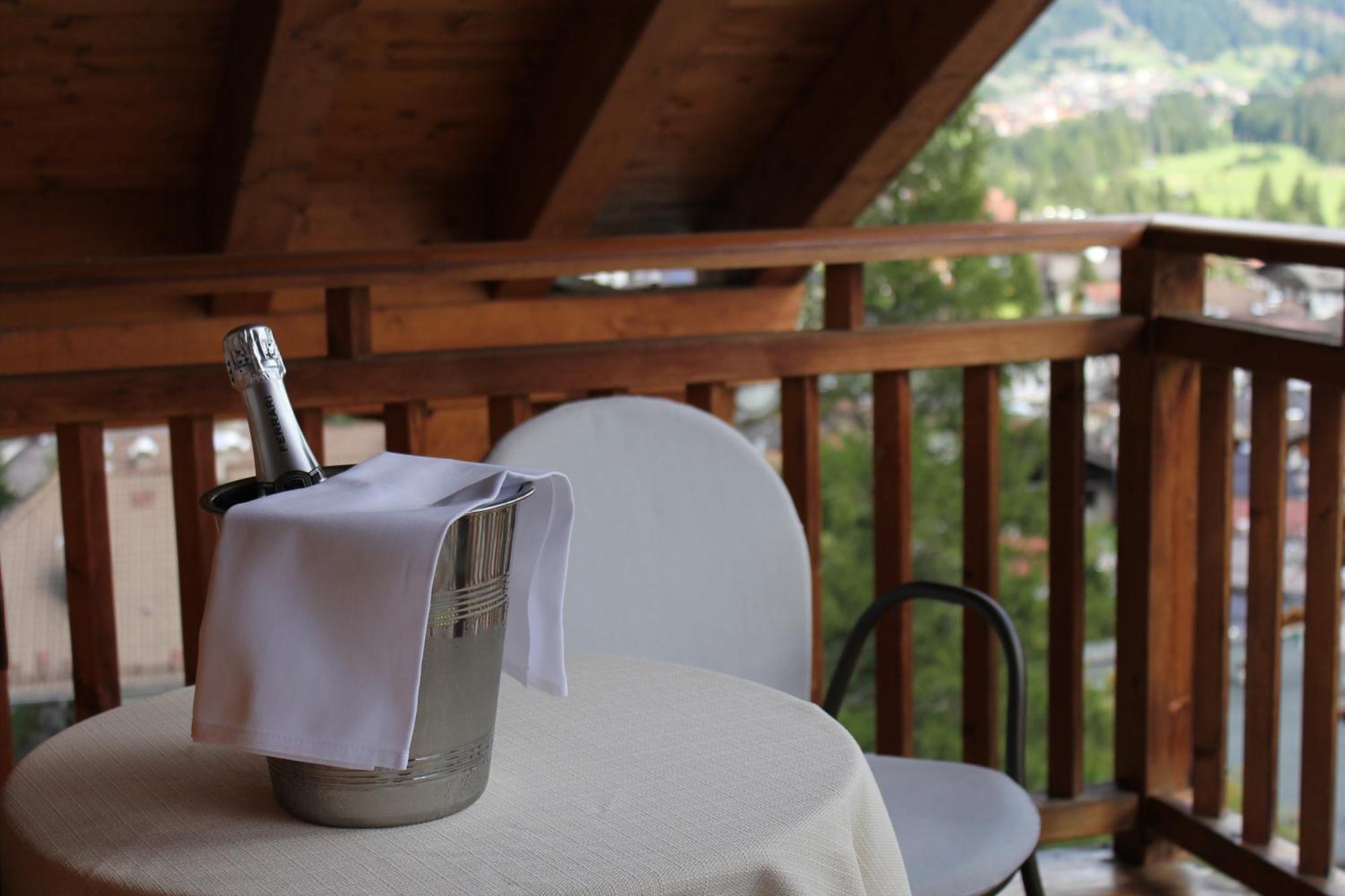 Hotel Stella Montis Campitello di Fassa Esterno foto