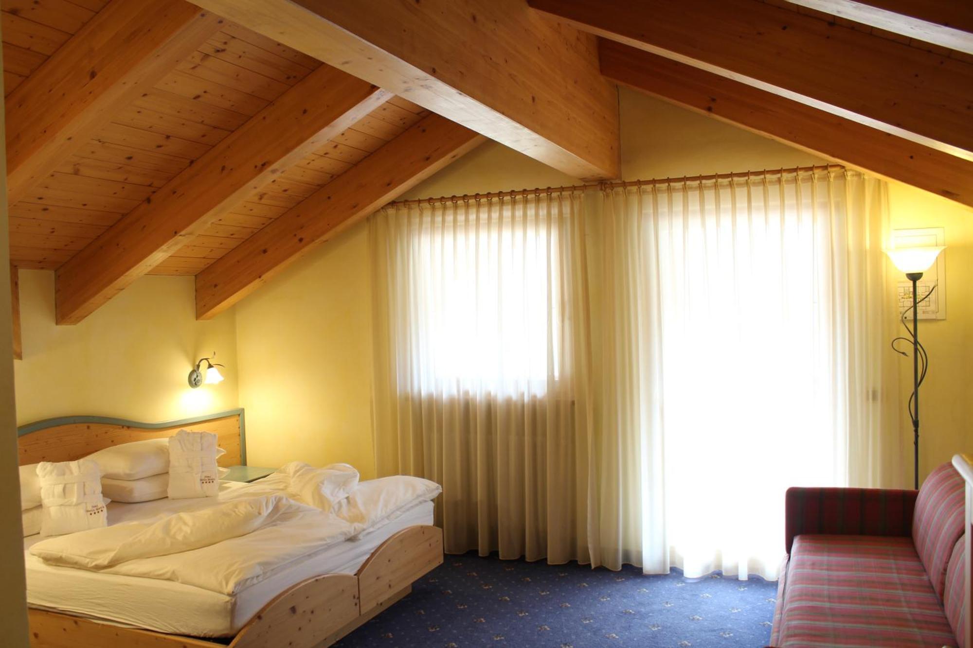Hotel Stella Montis Campitello di Fassa Esterno foto