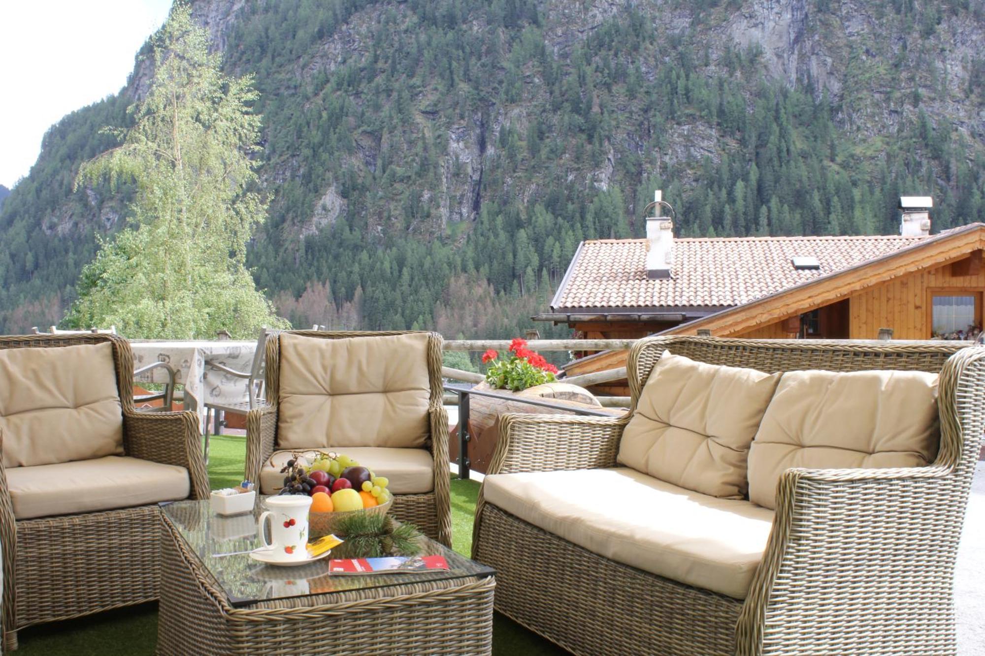 Hotel Stella Montis Campitello di Fassa Esterno foto