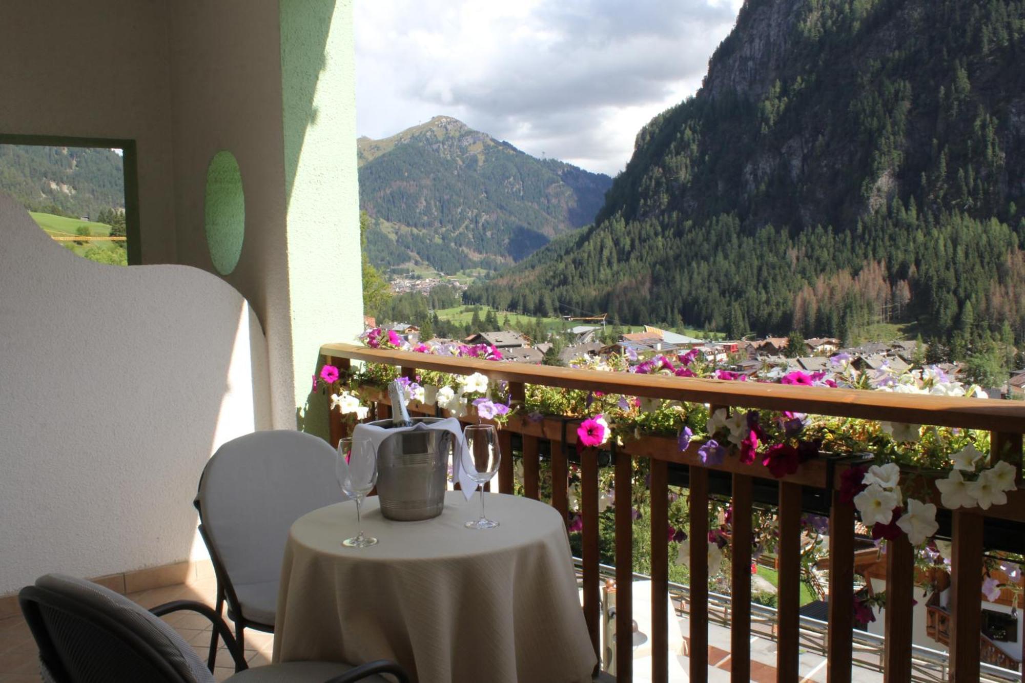 Hotel Stella Montis Campitello di Fassa Esterno foto