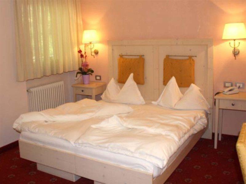 Hotel Stella Montis Campitello di Fassa Esterno foto