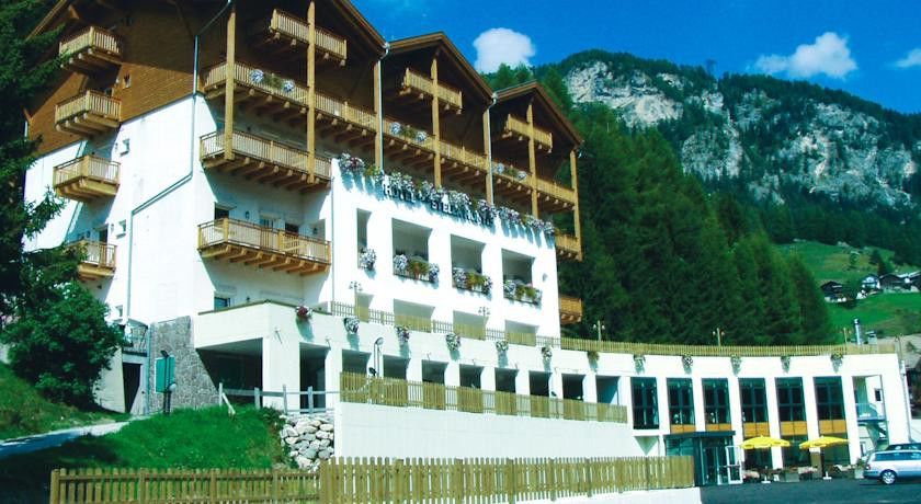 Hotel Stella Montis Campitello di Fassa Esterno foto