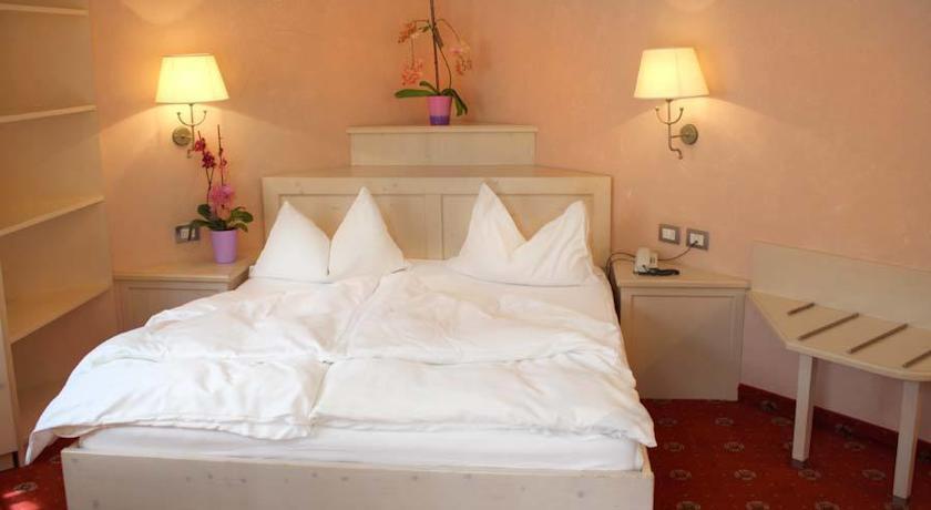 Hotel Stella Montis Campitello di Fassa Esterno foto