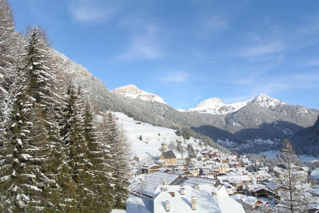 Hotel Stella Montis Campitello di Fassa Esterno foto