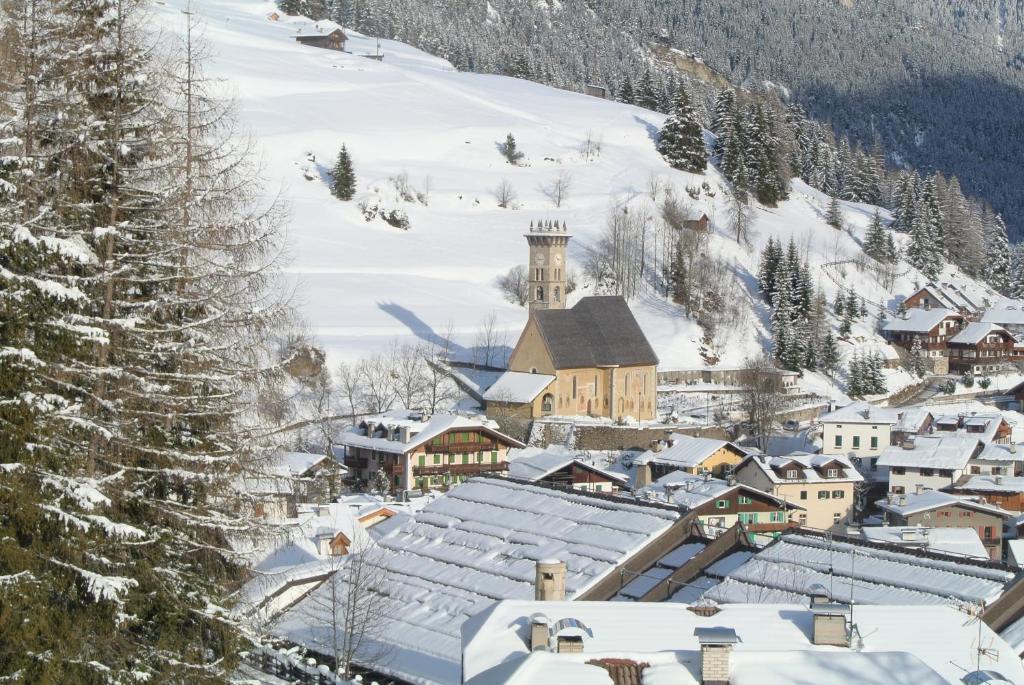 Hotel Stella Montis Campitello di Fassa Esterno foto